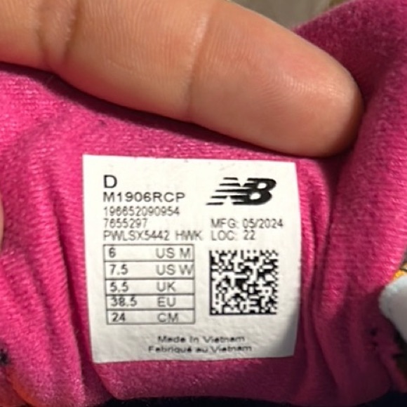 New Balance Women's Black and Pink Running Shoes - Picture 2 of 5